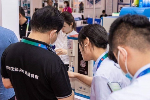 成都国际分析测试、生化诊断技术、实验室技术设备展览会展会现场图片