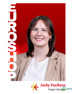 EuroShop项目经理Jacky Paeßens的肖像，红色背景上带有竖排文字“EUROSHOP”；版权图形：beta-web GmbH