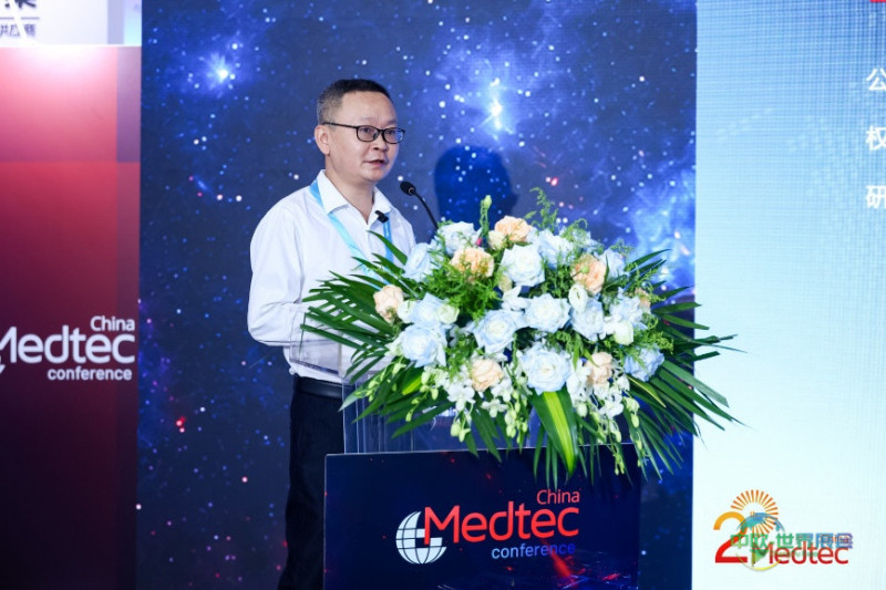 李志CEO的核心论点是:依托硅谷软件智能与珠三角硬件精密的“双湾驱动”创新模式,通过一体化铸造的高刚性机身与全数字化伺服控制,推出全球首台一键换模伺服超声焊接机床(IGWS),以超