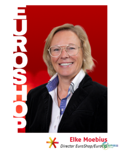 EuroShop/EuroCIS 总监 Elke Moebius 的肖像，红色背景，带有垂直的“EUROSHOP”字样；图片版权：beta-web GmbH